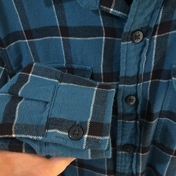 American Eagle men flannel button-down with front pockets, long sleeve shirt.EUC - Picture 4 of 6
